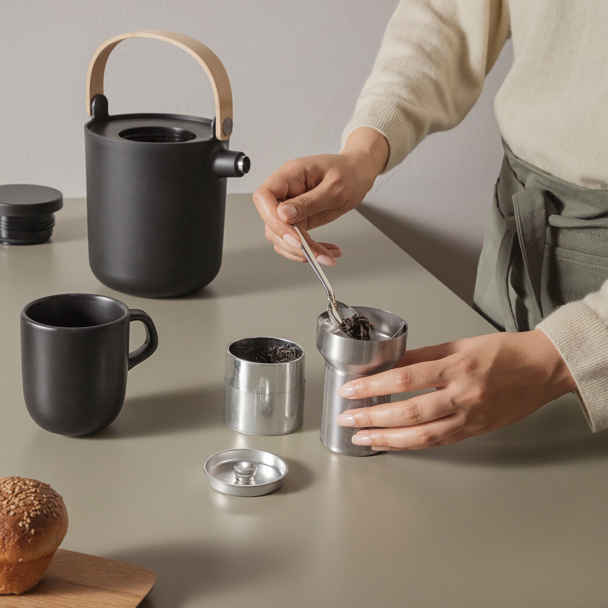 Tea Jug Black